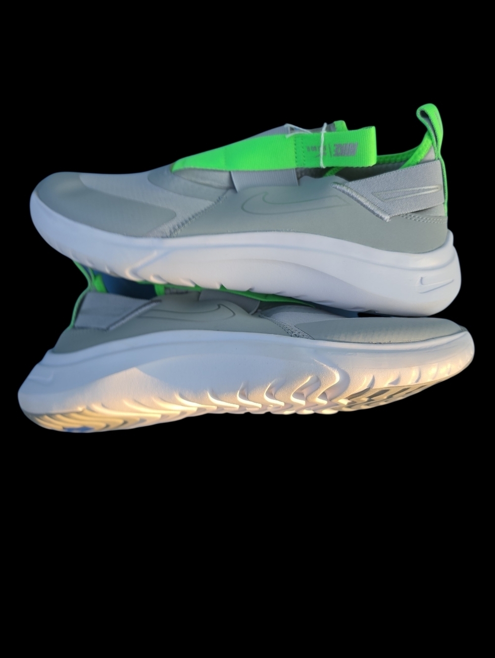 Nike Kids Flex Plus running shoes in a light smoke grey and green strike. 6.5 - Picture 2 of 5